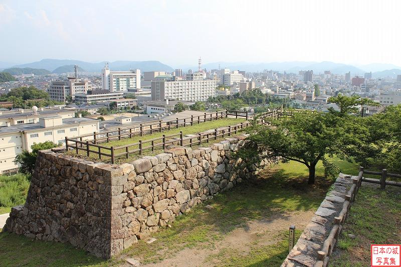 鳥取城 二の丸表御門跡 大菱櫓跡の石垣上から表御門跡を見下ろす