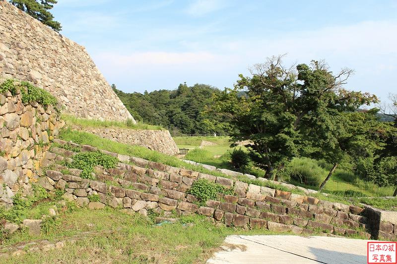 鳥取城 表御門跡へ 通路右手の石垣。石段が見える