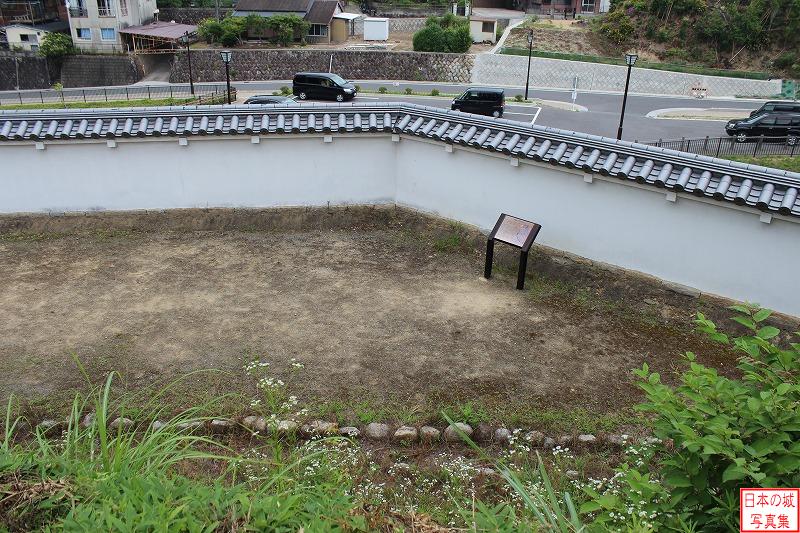伊勢亀山城 二の丸北帯曲輪 帯曲輪を見下ろす。帯曲輪には建物が無く、庭やお花畑があったと思われる。