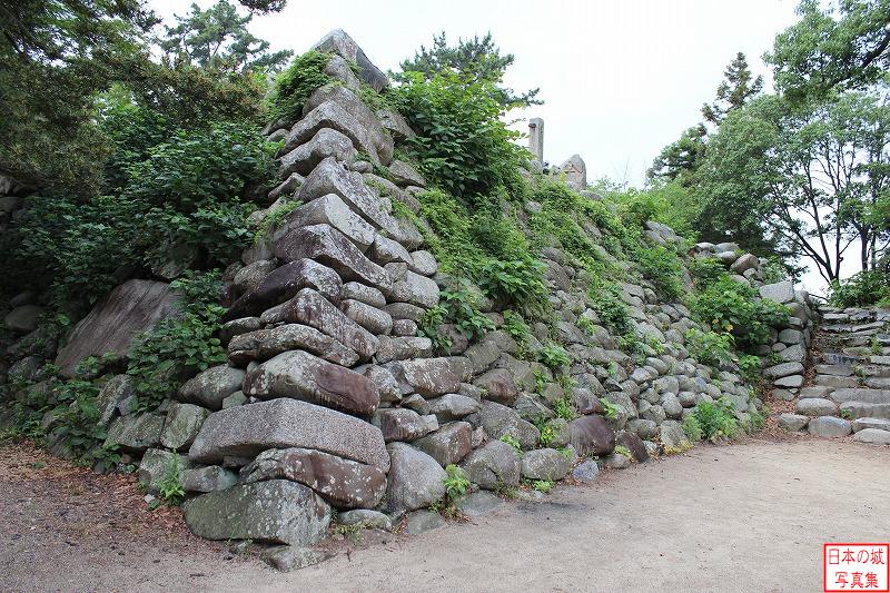 神戸城 天守台石垣 天守台石垣。天守台北面のようす。右端に階段が見える