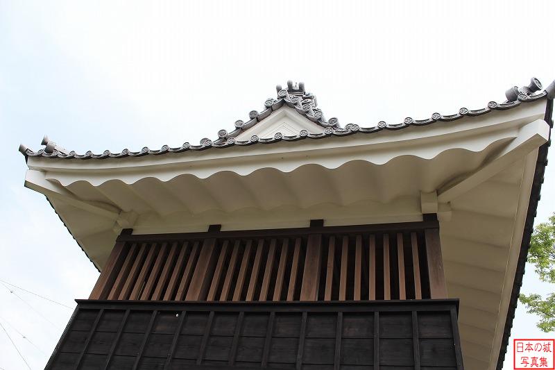 神戸城 移築櫓（蓮花寺鐘楼） かつて太鼓櫓であったこの建物は、櫓上部の連子が特徴。また、漆喰の垂れ下がりも特徴である。