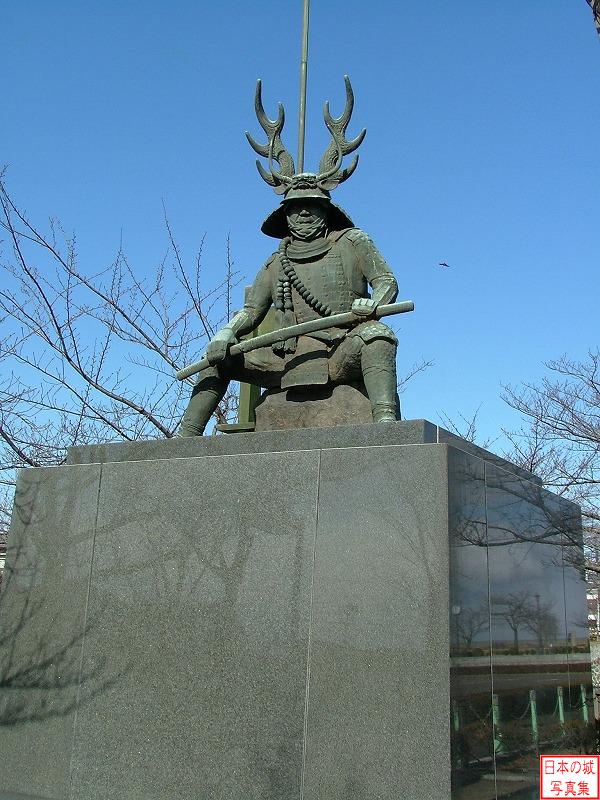 桑名城 城内 本多忠勝像。徳川四天王に数えられる徳川家の名臣。関ヶ原合戦後に東海道の要衝・桑名を任され、桑名藩初代藩主となった。