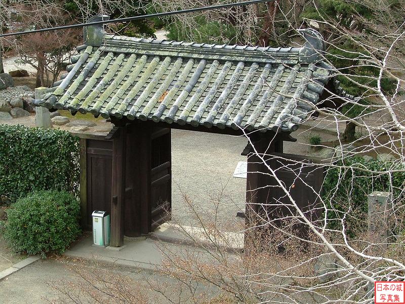 松坂城 月見櫓・太鼓櫓 太鼓櫓跡から見る隠居丸入口の門