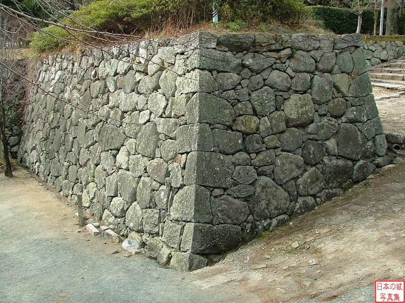松坂城 裏門跡 二の丸から見る裏門跡脇の隠居丸石垣