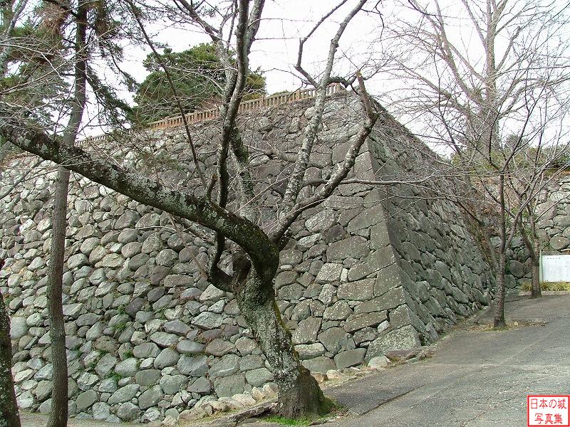 松坂城 裏門跡 裏門跡付近から見る隠居丸