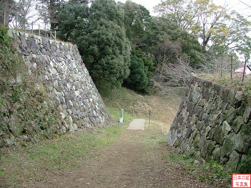 田丸城 二の丸虎口 二の丸虎口からの通路を振り返る。左側の石垣が緑色と白色に分かれて見えるが、白い箇所は平成10年から11年にかけて修復工事を実施したところ。