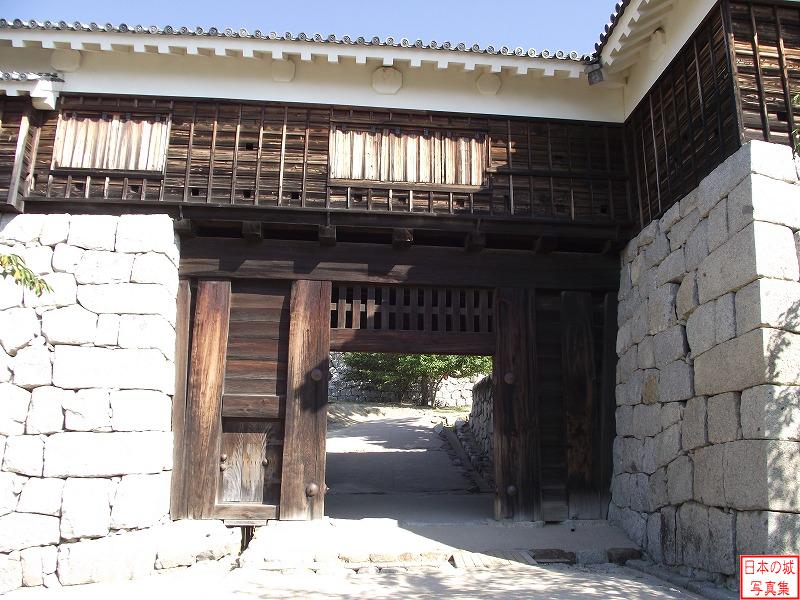 松山城 筒井門 筒井門。松山城の築城に際し、松前城から移築されたものと伝えられる。昭和24年に焼失した後、復元された。