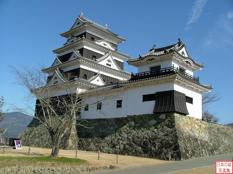 大洲城 本丸下段 本丸下段から見る天守(左)と高欄櫓(右)