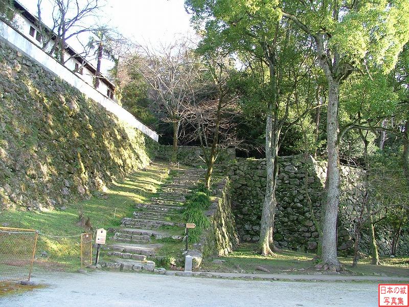 宇和島城 長門丸～式部丸 長門丸から見る藤兵衛丸への階段