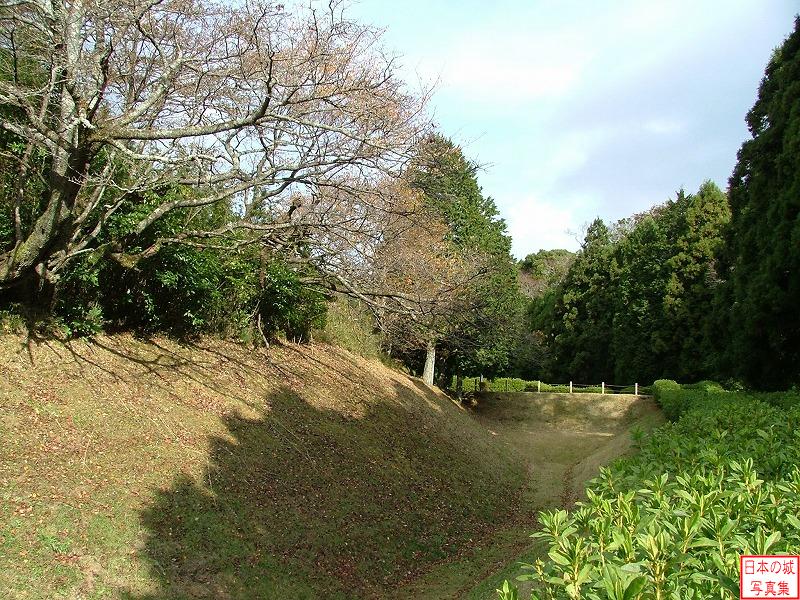 山中城 三の丸 三の丸堀。三の丸の西側を防御する堀。今は空堀となっているが、往時は左右ともに水濠であった。