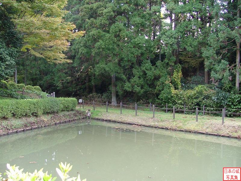 山中城 田尻の池・箱井戸 田尻の池。馬の飲料水用の池であったと思われる。