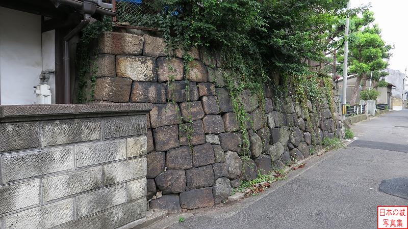 岸和田城 防潮石垣 防潮石垣。現在は長さ9m、高さ2mほどの石垣が残っている