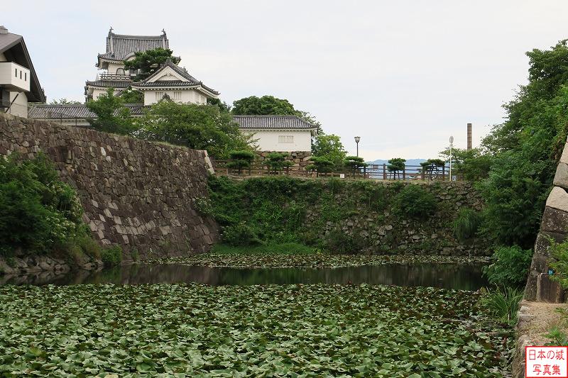 岸和田城 本丸隅櫓 二の丸に西側から入る土橋と本丸西二層櫓などを見る