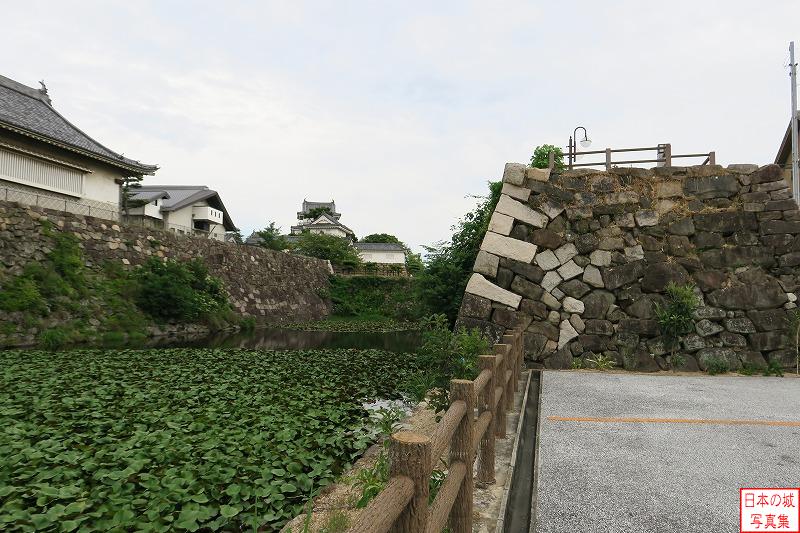 岸和田城 大手門跡付近駐車場 駐車場から天守方向を見る