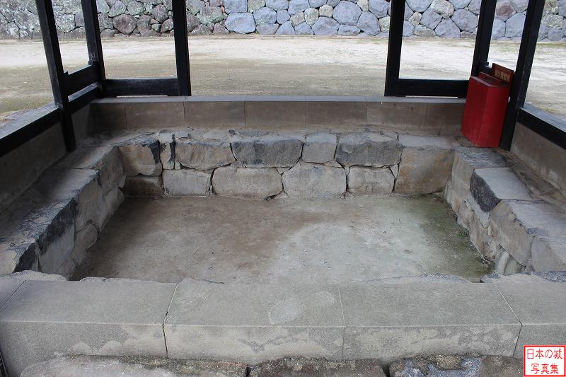 松江城 大手木戸門跡 馬溜跡にある井戸跡。割石を積んでいる。現在は保護のために土を被せている。