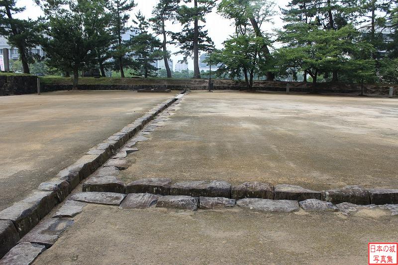 松江城 大手木戸門跡 馬溜跡に見える石組み水路