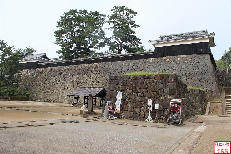 松江城 中櫓 大手門内から見る中櫓（左）と太鼓櫓（右）