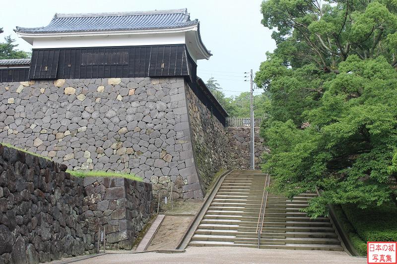 松江城 三ノ門跡 太鼓櫓脇の石段を登ると二の丸へ至る。