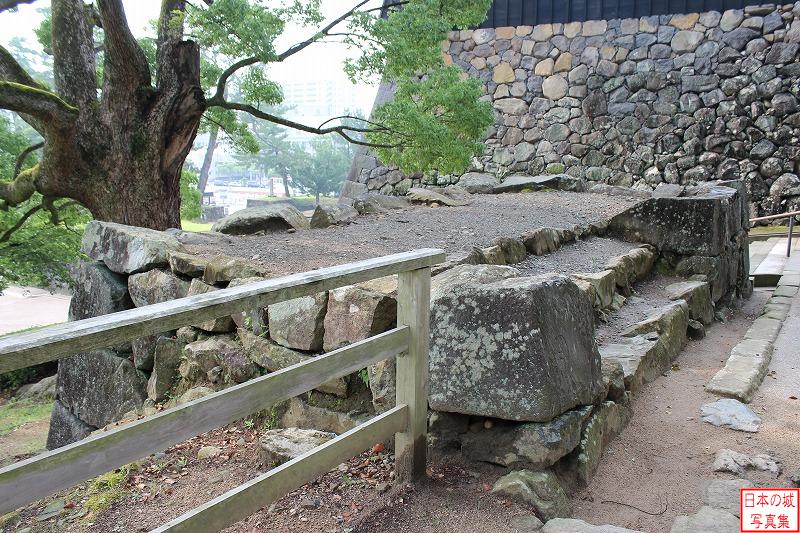 松江城 三ノ門跡 石段右脇の石垣