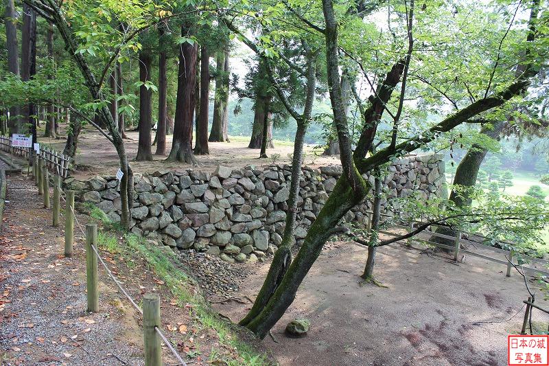 松江城 三ノ門跡 本丸下の帯曲輪のようす。帯曲輪の外側半分は段差が見られる。