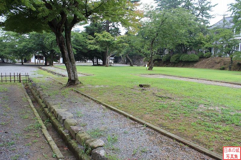 松江城 二ノ丸 平面整備された下御台所と御式台。二の丸にはかつて御殿があり藩主の居住・政務の場所であった。また櫓は太鼓櫓、中櫓、南櫓が復元された他、往時には他に２つの櫓が建っていた。