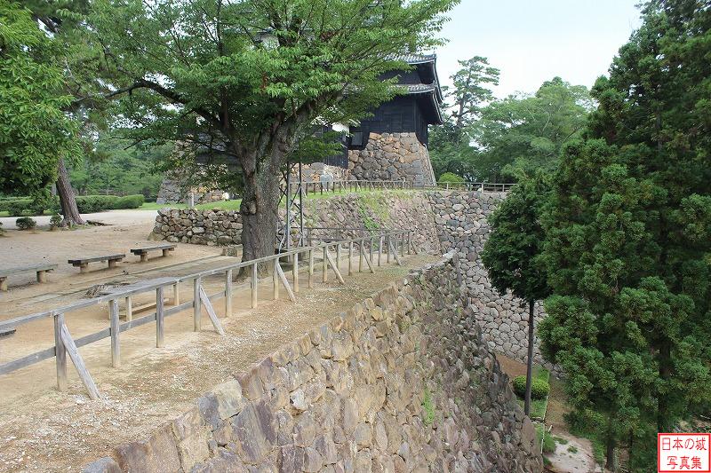 松江城 本丸 武具櫓跡から本丸のようす。天守が少し見える。往時にはここには多聞櫓があり、武具櫓から天守右脇の祈祷櫓まで結んでいた。