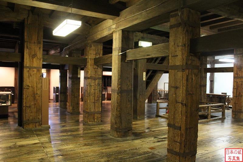 松江城 天守内 天守内のようす。柱は複数の木材から作られた寄木柱である。