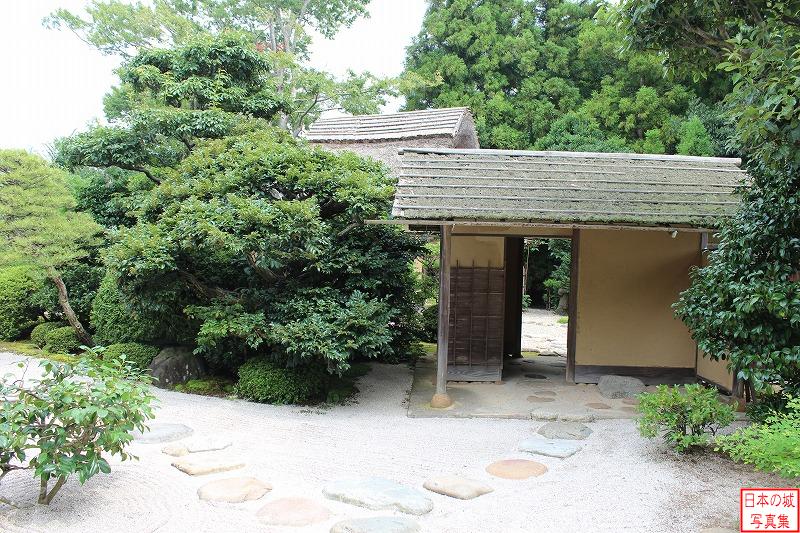 松江城 明々庵 茶室前にある腰掛待合。雪隠も設けられている。