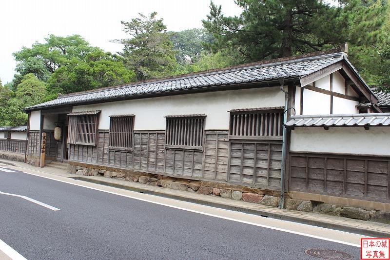 松江城 武家屋敷 武家屋敷の長屋門。昭和62年に往時の姿に復元された。