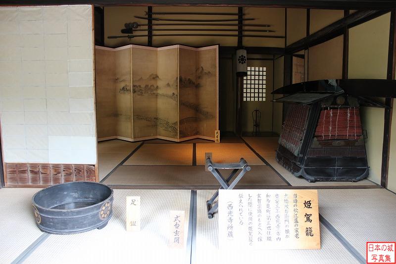 松江城 武家屋敷 式台玄関に展示される姫駕籠、足盥