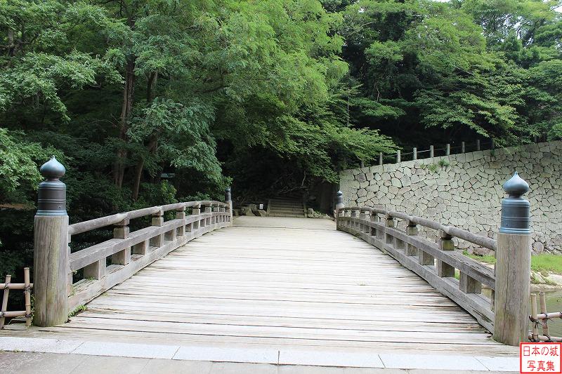 松江城 千鳥橋 千鳥橋。城の中心部と御殿のあった三の丸を結ぶ橋。屋根の架かる廊下橋であった。