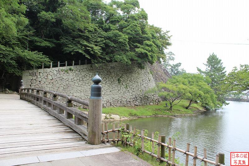 松江城 千鳥橋 千鳥橋と水濠と石垣