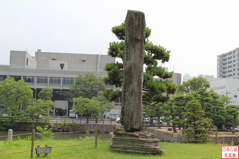 松江城 南櫓 石碑の裏には石を切り出した際の矢穴跡か