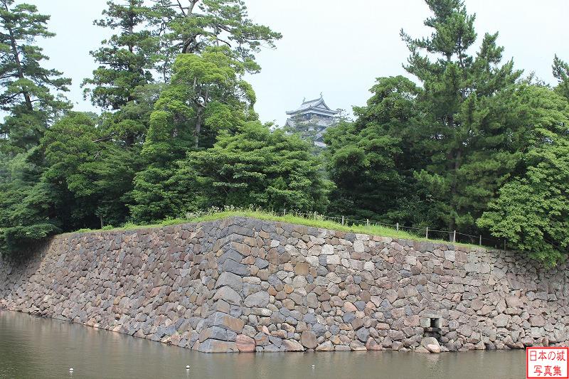 松江城 大手木戸門跡 内堀と石垣。天守も見える。