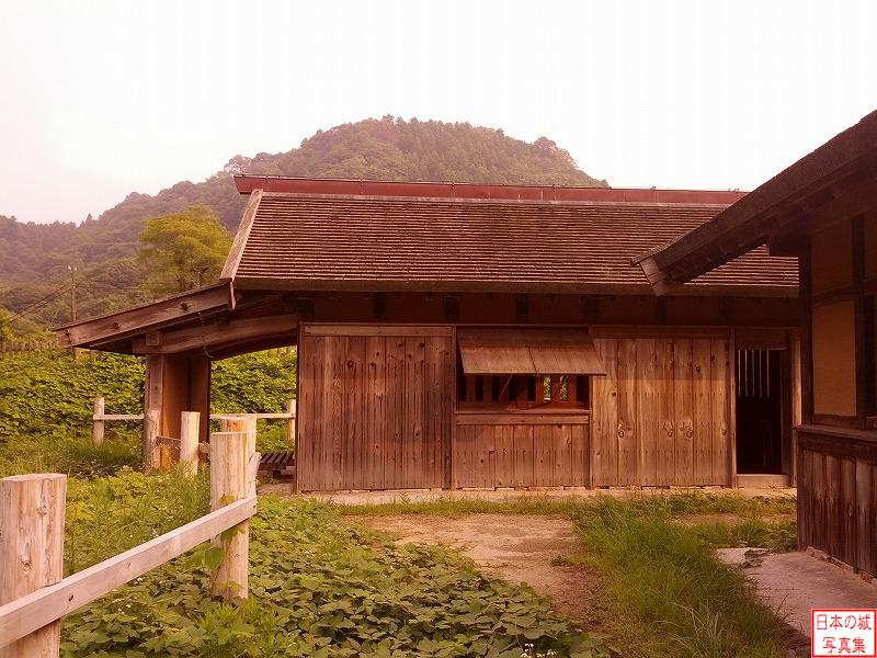 月山富田城 花ノ壇 発掘された柱穴をもとに二棟の建物が復元された。