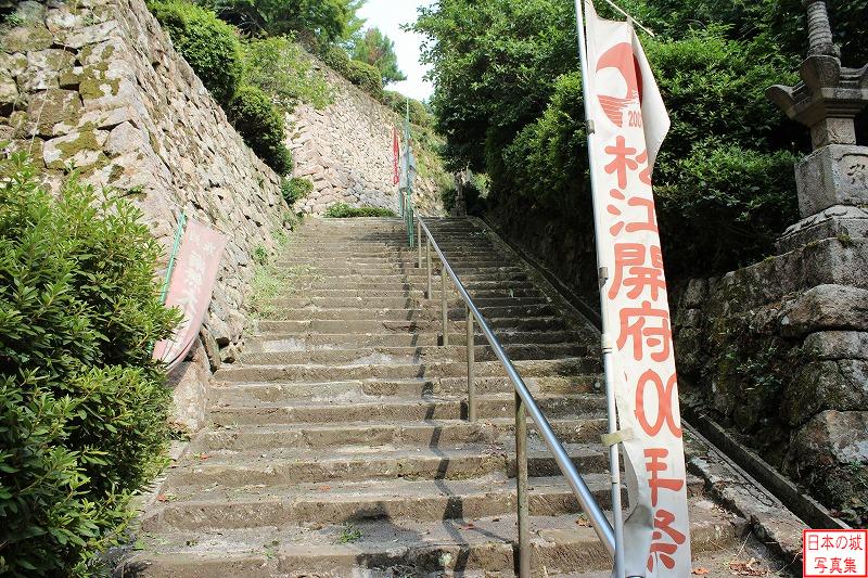 月山富田城 巌倉寺 松江開府400年祭り。堀尾吉晴は関ヶ原合戦後に月山富田城に入ったが、松江城を築き移った。それから400年が経つ。