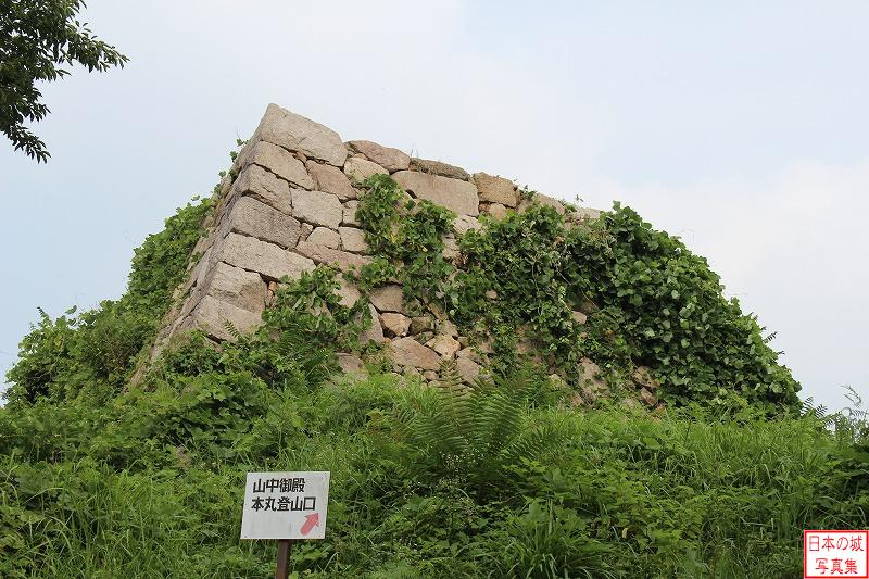 月山富田城 軍用大井戸 見えてくる山中御殿の石垣