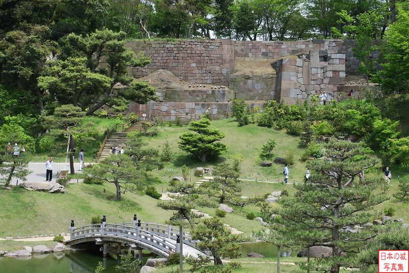 金沢城 玉泉院丸庭園 庭園は絵図や発掘結果を元に復元された。石や木などには地物のものが用いられている。
