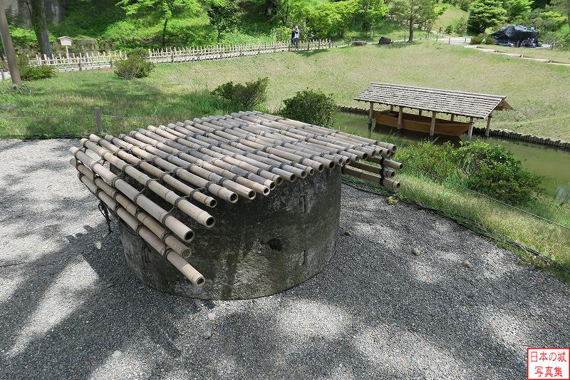 金沢城 玉泉院丸庭園（北側） 井戸跡。かつてここに井戸があった。現在戸室石製の井戸枠が置かれている。