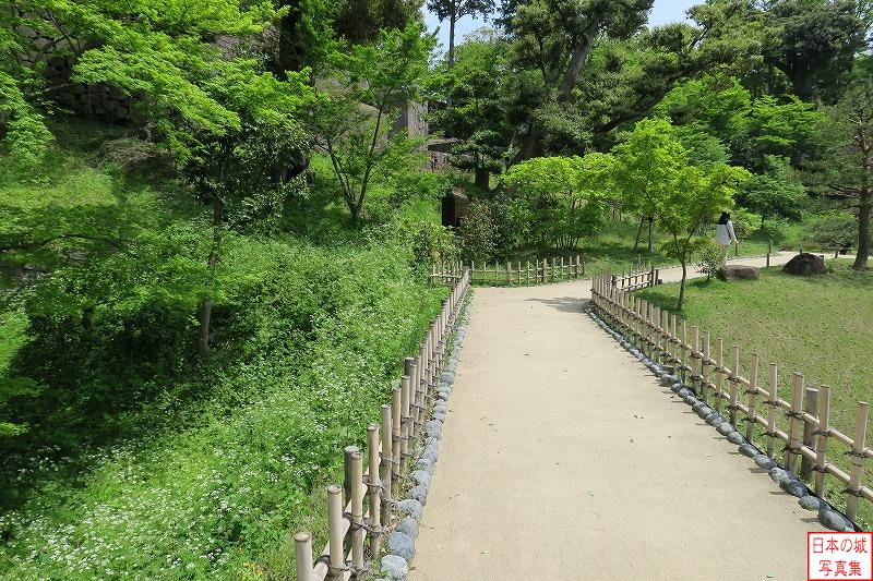金沢城 玉泉院丸庭園（北側） 紅葉橋。現在は写真のように土橋となっているが、往時は木橋で、池が北側（写真左）にも延びていた。