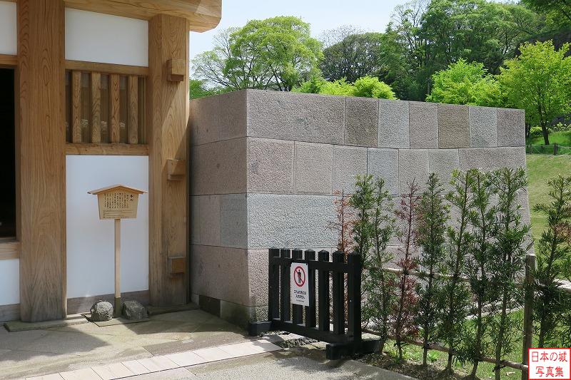 金沢城 橋爪門二の門 橋爪門二の門内側の門脇の石垣。綺麗な切込ハギの布積みである。