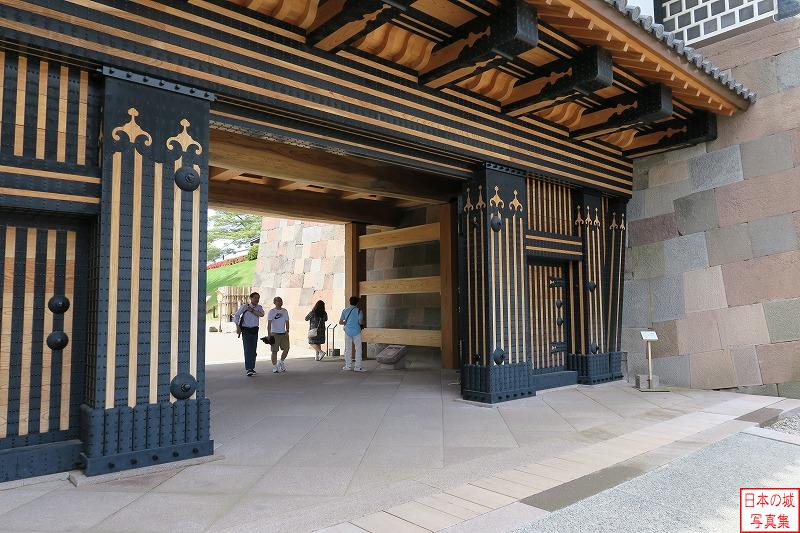 金沢城 橋爪門二の門 橋爪門は金沢城で最も格式高い門で、櫓門である二の門の表面には帯金物鋲打と呼ばれる黒金が帯状に貼られ、黒金には意匠が施されている。