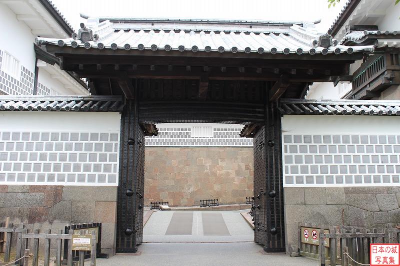 金沢城 石川門 金沢城は瓦を漆喰で塗り固めた海鼠壁が特徴。この地域は雪が多いため積雪も多く、積雪が長期間壁を覆う。そのような環境でもなるくべく壁が腐食しないようにする工夫である。