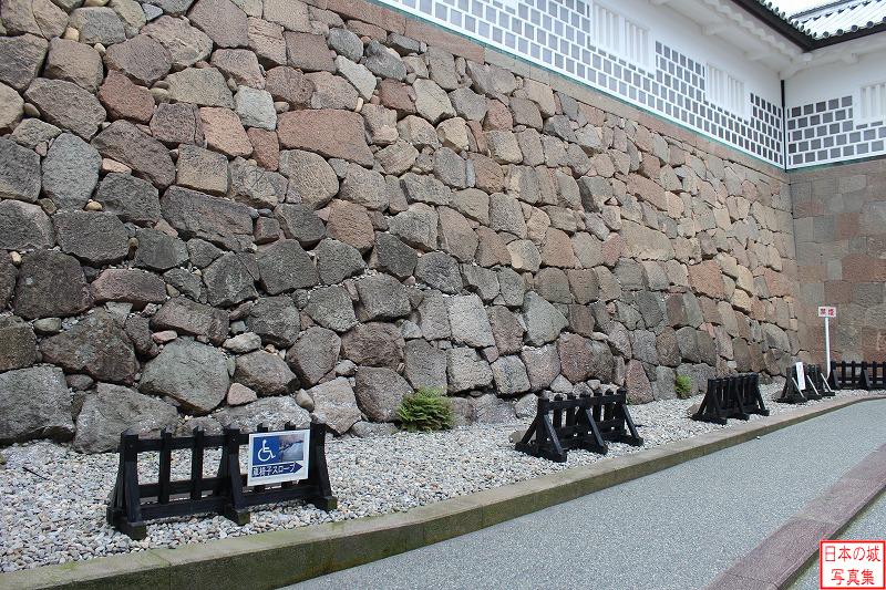 金沢城 石川門枡形内 左手の打込ハギの石垣