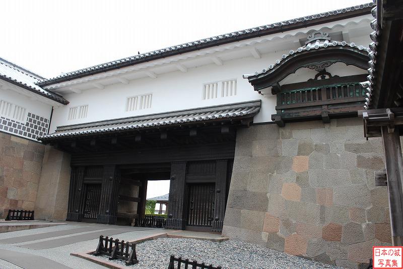 金沢城 石川門櫓門 石川門。金沢城の搦手門で、厳重な守りの枡形門である。現在の建造物は宝暦の大火後の1788年に再建されたもの。