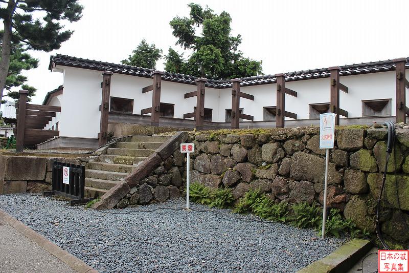 金沢城 三の丸 三の丸石川門沿いの土塀。平成18～21年に木製控柱の壁に復元された。