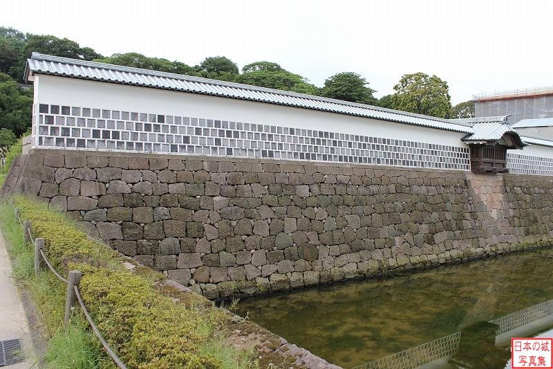 金沢城 橋爪門一の門 内堀と土塀。平成11～12年に復元されたもの。