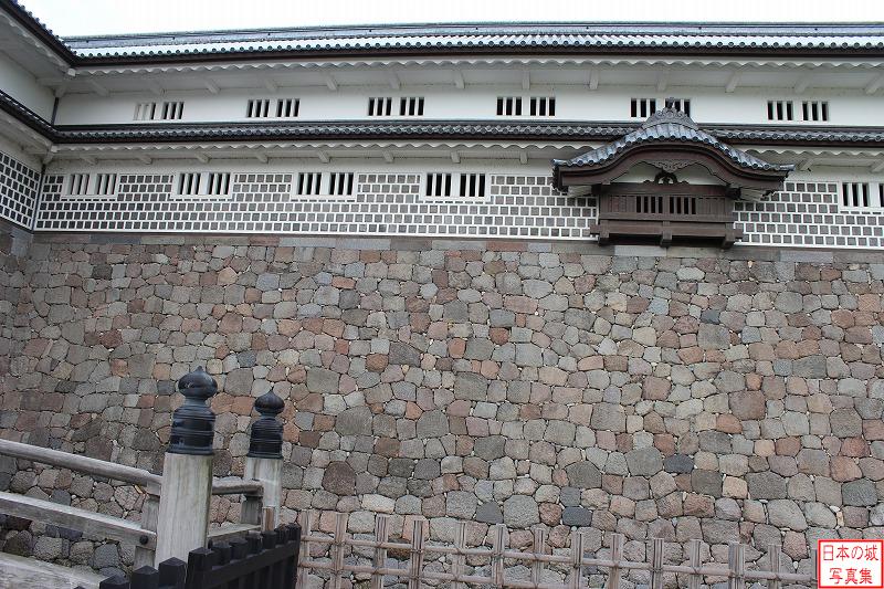 金沢城 五十間長屋 五十間長屋。石落となっている出窓には唐破風の屋根が付く。