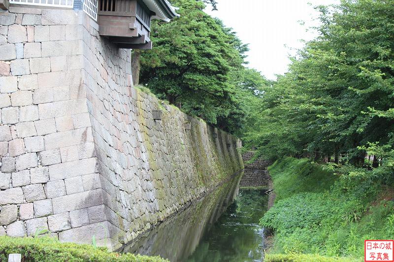 金沢城 二の丸北面石垣 菱櫓脇から西側に伸びる水堀。二の丸北面石垣が見える。