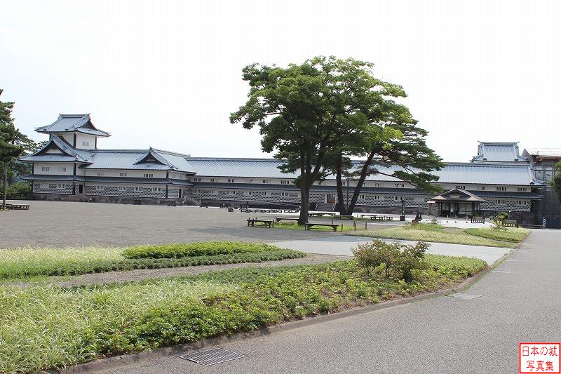 金沢城 二の丸 二の丸。左端に見える建物は菱櫓、横に長い建物は五十間長屋
